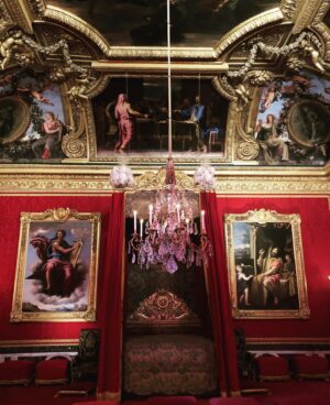 Natalie Mendoza Instagram - J’adore! #Versailles 
Sometimes more is ... well more. 
Incredible to see the influence on interior design this home has continued to have on modern design all around the world. 
#Therealthing. 
Beauty is beauty. 💖🇫🇷🥰 #marieantoinette #auntiesmaison #Kingdoms #France #Matisse #walkies 🇫🇷🐕‍🦺👑