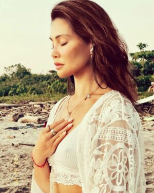 Natalie Mendoza Instagram - It’s beautiful when a stranger captures innocent moments worth remembering.
Thank you @alejandro_reyes_knight Honoring creation and the setting Sun is one of the most sacred moments of each day for me. The mighty sun fills me with a bliss and joy beyond measure. #Blessed is the mighty sun. #meditation #CostaRica #LearnTM #sadhana #JaiMa 🦋💫🌞🙏🏽💫