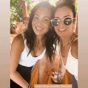 Natalie Mendoza Instagram - I am always blown away when I meet a soul so deep, so beautiful, so kind. I’m so happy I found you again sister @bodhitreeyogaresort #Nosara 🌞🌊💗💫🦋 
@oldrainbowmedicine #sister #pastlives #yogabunny