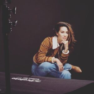 Natalie Mendoza Instagram - Always love candid moments the best. 
Make art not war. 🎬🎥🙏🏾
Between takes @fotohouse.co #Austin #photoshoot
