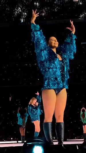Natalie Peterson Instagram - Can’t wait to meet you tonight Lyon! Who’s coming to the show!? 💙

#theerastour #theerastoureurope #erastourdancer #erastour #taylorswifterastour #tstheerastour #swiftie #lyonerastour #lyonfrance #lyon
