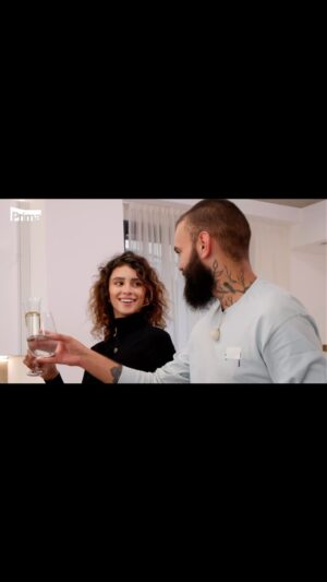 Natálie Stejskalová Instagram - Dnes ve VIP Prostřenu budem u @josefkoudelka 🫵🏼 Můj oblíbenec 😁 Každopádně jsem se rozhodl, že dnešní den bude BEZ ALKOHOLU, tak můžete porovnat s včerejškem a s prvním dnem 😂 Sleduj už teď na @primaftv