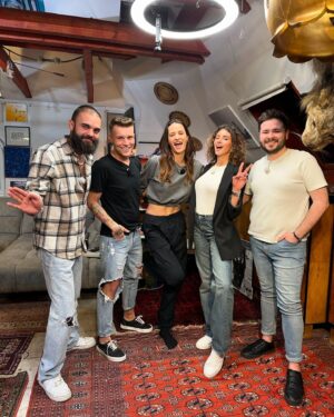 Natálie Stejskalová Instagram - Přátelé…ano🫢… JE TO TADY!🤩😅🍽️
Přijali jsme pozvání do VIP PROSTŘENO SPECIÁL a ode dneška se na vás každý večer budeme těšit od 17:55 na @primaftv 📺
Byl to neskutečný týden a velká jízda…kdo si tím neprojde na vlastní kůži, tak nemá tušení🙅🏽‍♀️.
Díky za tuhle partu👫🏽♥️. Byla taková sranda…moc jsme si to užili a hlavně jsme si navzájem fandili💪🏽.
#prostreno #vipprostreno #tvprima #primaftv #nataceni #behindethescenes #backstagephoto