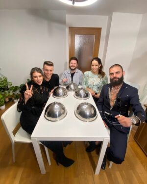 Natálie Stejskalová Instagram - Přátelé…ano🫢… JE TO TADY!🤩😅🍽️
Přijali jsme pozvání do VIP PROSTŘENO SPECIÁL a ode dneška se na vás každý večer budeme těšit od 17:55 na @primaftv 📺
Byl to neskutečný týden a velká jízda…kdo si tím neprojde na vlastní kůži, tak nemá tušení🙅🏽‍♀️.
Díky za tuhle partu👫🏽♥️. Byla taková sranda…moc jsme si to užili a hlavně jsme si navzájem fandili💪🏽.
#prostreno #vipprostreno #tvprima #primaftv #nataceni #behindethescenes #backstagephoto