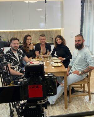 Natálie Stejskalová Instagram - Přátelé…ano🫢… JE TO TADY!🤩😅🍽️
Přijali jsme pozvání do VIP PROSTŘENO SPECIÁL a ode dneška se na vás každý večer budeme těšit od 17:55 na @primaftv 📺
Byl to neskutečný týden a velká jízda…kdo si tím neprojde na vlastní kůži, tak nemá tušení🙅🏽‍♀️.
Díky za tuhle partu👫🏽♥️. Byla taková sranda…moc jsme si to užili a hlavně jsme si navzájem fandili💪🏽.
#prostreno #vipprostreno #tvprima #primaftv #nataceni #behindethescenes #backstagephoto