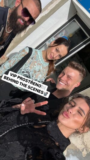 Natálie Stejskalová Instagram - VIP PROSTŘENO ~📺~ SPECIÁL🍽️
📽️BEHIND THE SCENES🤭👀
Unikátní záběry z #nataceni & #backstage ,které jinde neuvidíte.‼️☝🏽
Ano, vítězství mi uniklo o jediný bod!!!🙈…lepší partu jsem si ale asi nemohla přát.👯‍♀️💚👥
Strašně bych vám chtěla poděkovat, že jste se dívali, za vaše zprávy a také jak jste mi po celou dobu fandili.💌🙏🏽
Byla to pro mě výzva, protože nejsem zas tak velká kuchařka👩🏻‍🍳, ale nabídka přišla po několikáté a tak jsem si řekla, že už je to asi znamení a šla jsem do toho, a i vzhledem k tomu, že jsem s @primaftv spojená skrz seriály, ze kterých mě (možná) většina znáte;).
Výzvy-to je moje!🦾🤩
Lidé, kteří mě dobře znají tak ví, že nejsem velká milovnice reality-show, ale tohle jsem brala spíš jako natáčení seriálu😆. Nabídky do jiných #realityshow jsem zatím vždy odmítla…takže tohle bylo poprvé a asi i naposled🤷🏽‍♀️😅.
Chtěla bych jen připomenout, že není vše tak, jak vidíte v TV☝🏽 a musíte brát tento typ TV zábavy s rezervou. Naše @rottweilerlilyemily způsobila docela poprask na internetu🙈…jak už jsem někde psala, nezáleželo tak úplně na mě jestli při natáčení bude nebo ne. Já osobně bych to udělala jinak. Lily není čivava ale #rottweiler takže když zaštěká, nahání to prostě větší hrůzu. To je celý. Celý natáčecí den byla skvělá, tak se pak už při natáčení holt ozvala🤷🏽‍♀️. Je cvičená, hodně rodinná a velmi si chrání páníčky.🐶🐾
Nicméně, díky za tuhle zkušenost, která mě zas posilnila a vystoupila jsem z komfortní zóny.🙌🏽
#behindthescene 
#prostreno #vipprostreno 
#tvprima #tvshow