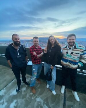 Natálie Stejskalová Instagram - Přátelé…ano🫢… JE TO TADY!🤩😅🍽️
Přijali jsme pozvání do VIP PROSTŘENO SPECIÁL a ode dneška se na vás každý večer budeme těšit od 17:55 na @primaftv 📺
Byl to neskutečný týden a velká jízda…kdo si tím neprojde na vlastní kůži, tak nemá tušení🙅🏽‍♀️.
Díky za tuhle partu👫🏽♥️. Byla taková sranda…moc jsme si to užili a hlavně jsme si navzájem fandili💪🏽.
#prostreno #vipprostreno #tvprima #primaftv #nataceni #behindethescenes #backstagephoto