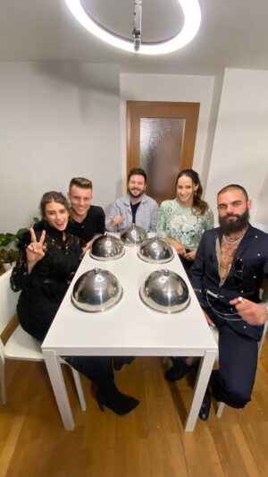 Natálie Stejskalová Instagram - Jsme přesně uprostřed našeho týdne.🍽️
Tady malá připomínka, kdo vám tento týden vaří🧑🏽‍🍳😁🧑🏽‍🍳
Tipnete si předběžně kdo by mohl vyhrát?! 
Komu fandíte?!🤔🤩🤭
#vipprostreno #tvshow #vareni 
#prostreno #cookingshow 
#ftvprima 
#freescoot #danielazalesakova #nataliestejskalova #pepakoudelka #dominiknavratil