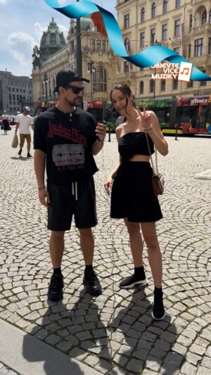 Natálie Stejskalová Instagram - Ve středu se na tebe těšíme na Rock for People!🤘🏻Na fesťáku vyberem nej outfity, o kterých se tady bude hlasovat. Můžeš vyhrát poukázky na oblečení a oslavit to s náma. 🥳🍾 Tak se nezapomeň voháknout! 😉

Hledej @hypebeast.guru v zóně @objevtevice Muziky a získej vouchery na drinky ZDARMA. 😘

#rockforpeople #RfP #jedurfp #rockforpeople2024 #styling #prague2024 #prague #outfits #fashion2024 #codnesnosim #hudba #muzika #zabava #drinkyzdarma