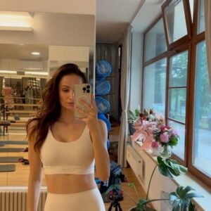 Natálie Stejskalová Instagram - Launch party značky @byqline byla jednoduše boží🌸🌼.
V nových #activewear jsme si rovnou mohly vyzkoušet lekci  #barre 🦾 v @studiobarre_prague6 
Myslím, že u jednoho setu nezůstanu☝🏽😍…materiál je velmi jemný, pružný, pocitově jako vaše druhá kůže a překvapilo mě, že se nepropotil, i když z nás lilo😅🔝🔝.
Děkuji za krásné posilující😁 odpoledne💝 s 🍱🍣🍤🍩🎂☕️🧁🥂na závěr*
#sportswearstyle 
#workoutmotivation