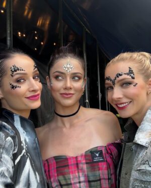 Natálie Stejskalová Instagram - @rockforpeople 🤟🏽😜🤟🏽
aneb když spojíte práci se zábavou.♥️
Byly přehlídky, koncerty, setkání, sranda…nesměla chybět @avrillavigne & @dogstarband s #keanureeves 
#runways pro @answear_cz & @__kudla__ & #rfp merch atd…byly skvělý a hlavně taky díky supr čupr partičce z @mala_ag._sro (v postu bohužel jen střípky, vše se sem nevešlo:/
Tak snad zase za rok🙋🏽‍♀️…docela se ve mě probudila rockerka😄🤘🏽wwwaaaaaaaaaaaa
#rockforpeople2024 #vogueczechoslovakia 
#avrillavigne #rockfestival