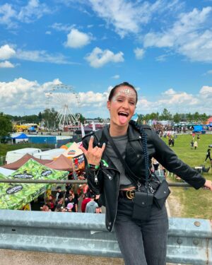 Natálie Stejskalová Instagram - @rockforpeople 🤟🏽😜🤟🏽
aneb když spojíte práci se zábavou.♥️
Byly přehlídky, koncerty, setkání, sranda…nesměla chybět @avrillavigne & @dogstarband s #keanureeves 
#runways pro @answear_cz & @__kudla__ & #rfp merch atd…byly skvělý a hlavně taky díky supr čupr partičce z @mala_ag._sro (v postu bohužel jen střípky, vše se sem nevešlo:/
Tak snad zase za rok🙋🏽‍♀️…docela se ve mě probudila rockerka😄🤘🏽wwwaaaaaaaaaaaa
#rockforpeople2024 #vogueczechoslovakia 
#avrillavigne #rockfestival