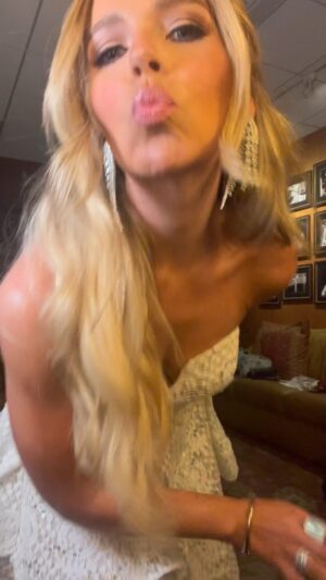 Natalie Stovall Instagram - When your best friend @ruthiecollinsmusic lets you borrow her dress for the @opry 👗
HMU 💋: @therealmarzcollins 
#fitcheck #oprylive #opry
