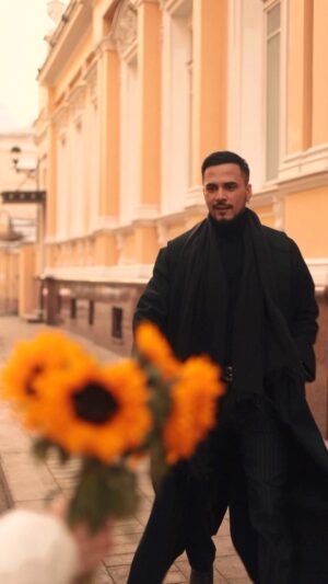 Natan Mirov Instagram - Однажды в твою жизнь ворвется человек и всё обычное станет необыкновенным. 
В твоем сердце поселится весна, в твоей душе заиграет музыка, и все в этом мире будет петь и говорить 
О ТЕБЕ...
11.04.2024