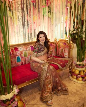Natasha Luthra Instagram - Just a matter of time now 🐣. Can’t believe this is from our godhbharai a month ago 🥹

Saree @sabyasachiofficial
Jewelery @khannajewellerskj