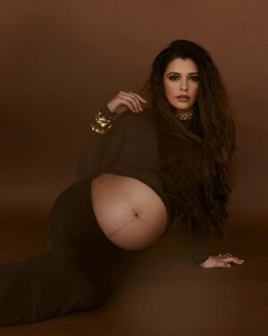 Natasha Luthra Instagram - Saved the best for the last. Fav from my🤰shoot 🥹

Jewelry @zohra_india 
Team @nupuragarwal__ @saroj_hairstylist @priyatodarwal @nihadawat3