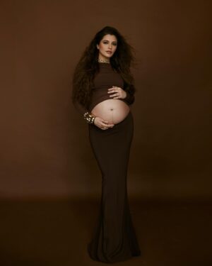 Natasha Luthra Instagram - Saved the best for the last. Fav from my🤰shoot 🥹

Jewelry @zohra_india 
Team @nupuragarwal__ @saroj_hairstylist @priyatodarwal @nihadawat3