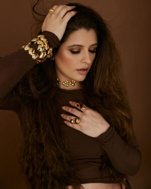Natasha Luthra Instagram - Saved the best for the last. Fav from my🤰shoot 🥹

Jewelry @zohra_india 
Team @nupuragarwal__ @saroj_hairstylist @priyatodarwal @nihadawat3