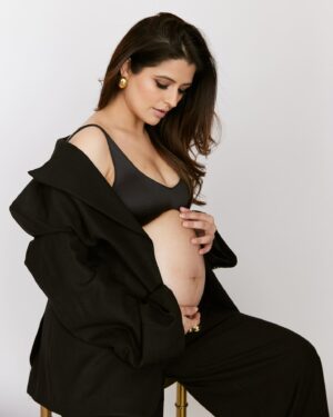Natasha Luthra Instagram - Embracing every curve, crafting a cozy nest for my baby and falling deeper in love with the journey. Grateful🥹🤰🧿
Jewelry @zohra_india 

Shot these with my fab team @priyatodarwal @nupuragarwal__ @nihadawat3 @saroj_hairstylist 🙌🫶
