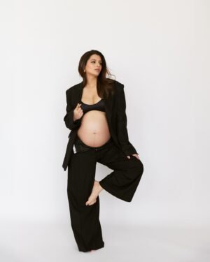 Natasha Luthra Instagram - Embracing every curve, crafting a cozy nest for my baby and falling deeper in love with the journey. Grateful🥹🤰🧿
Jewelry @zohra_india 

Shot these with my fab team @priyatodarwal @nupuragarwal__ @nihadawat3 @saroj_hairstylist 🙌🫶