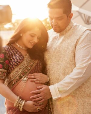 Natasha Luthra Instagram - Just a matter of time now 🐣. Can’t believe this is from our godhbharai a month ago 🥹

Saree @sabyasachiofficial
Jewelery @khannajewellerskj