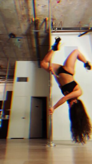 Natasha Slayton Instagram - Harder than it looks but getting stronger every day 💪 @luscious_maven 👯‍♀️