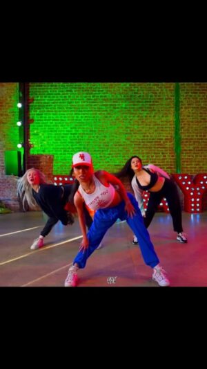 Natasha Slayton Instagram - Powerpuffs power-puffing 💖❤️💚
Choreo @samanthacaudle9 
🎥 : @colesocoldofficial 
👯‍♀️ : @marissaheart & @gigi_escobar_ 
📍 : @theplaygroundla 
🎶 : “Questions” @chrisbrownofficial