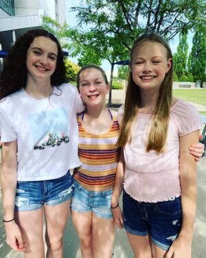 Natasha Zaborski Instagram - Fun day today with friends! 
•
•
•
#friends #fun #summer #family #haileyvynychenko #natashazaborski #tiktokdance #myperfectlanding #photography #dance #gymnastics #handstand