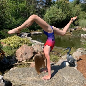 Natasha Zaborski Instagram - Enjoying a sunny August morning! #beinspired @higo_apparel

#leos #gymnastics #myperfectlanding #summer #handstand #progressnotperfection #photoshoot #natashazaborski