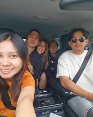 Natcha Jantapan Instagram - ได้เวลากลับบ้านแล้ว สำหรับทริปที่ถือว่าเปน ฮันนีมูนของเรา มีความสุขและสนุกมากๆ แต่ มันจะเป็นไปไม่ได้ และ ไม่ราบรื่นถ้าไม่มี พี่ๆที่น่ารัก กับเรามากๆ ลูกพี่กรไกด์ซุปตาร์สุดหล่อ @tanakornvacation @bkk_holiday ที่ออกตั๋ว vip ให้น้องไปเที่ยว พี่ตี้ vis.say ที่ให้คำแนะนำ ขับพาเที่ยวพาไปสถานที่เที่ยว ถ่ายรูป สอนวิธีเติมน้ำมัน🤣 ให้เรา สุดท้ายที่ฝรั่งเศษเป็นประเทศที่เรากลัวมากกก พอมาเที่ยวเอง เพราะเห็นข่าวมีคนโดนโขมยของ และเราเคยมีประสบการณ์ไม่ดีกับที่นี่ ขอบคุณพี่ @sn__max @nananew_nk @thaisamut_restaurant ที่มารับไปส่ง ตลอดเลย และได้ทานอาหารไทยที่เราคิดถึงมากๆๆ ที่สำคัญคือโคดอร่อย พาไปจอดรถถ่ายรูปมุมสวยๆ ในปารีสด้วย ❤️❤️❤️ ขอบคุณที่ทำให้ทริปนี้ มีความหมายและมีความทรงจำทีดีของเรานะครับ