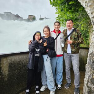 Natcha Jantapan Instagram - ขอบคุณพี่ตี้นะค้าบ ที่พาเที่ยวพาถ่ายรูปที่สวยๆ ในสวิส และคอยให้คำแนะนำช่วยเหลือตลอดทริปเลย ทำหมูกระทะให้ทานด้วย ❤️❤️🥰