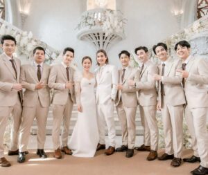 Natcha Jantapan Instagram - ขอบคุณพี่ๆน้องๆเพื่อนๆ ทุกคนที่มาเป็นเพื่อนเจ้าบ่าวให้ผมนะครับบ ❤️❤️ ทำให้สาวเล็กสาวใหญ่ในงานมีความสุข🤣 ชุดสูทหล่อๆ ทั้งเจ้าบ่าว เพื่อนเจ้าบ่าว @suitcube คับหล่อมากจิงๆ #mousespoysoi19