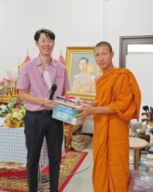 Natee Aekwijit Instagram - มาบรรยายให้สามเณร ภาคฤดูร้อน ที่วัดพระราม9 ฮาตรงที่ พระท่านให้กล่องสังฆทานเป็นที่ระลึกกลับบ้าน มาวัดยังไงได้ของใช้กลับบ้าน😅