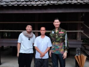 Natee Aekwijit Instagram - ขอบคุณ @o_wanyai ที่ชวนมาเล่นคอนเสิร์ตที่สกลนคร ขอบคุณพี่ @topdaraneenute ที่เป็นสะพานบุญช่วยติดต่อให้พี่อู๊ด พามากราบหลวงปู่อว้าน พระสุปฏิปันโน หลวงพี่ที่วัดบอกว่า ครั้งก่อนโยมมาตอนปี55 ผมเคยมาเนสัชชิก(ปฏิปัติถึงเช้า ไม่นอน) ทรมานมาก หลังไม่แตะพื้น แต่หน้าผากแตะไปแล้ว🤣 เพราะง่วงจนก้มหน้าฟุบลงไป วันนี้ได้มาปฏิบัติบูชาที่กุฎิหลวงปู่มั่น เป็นเวลาสั้นๆ เลยไม่หลับครับ🤣