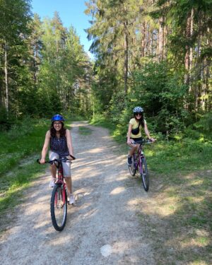 Nathalie Varli Instagram - Only cool kids wear a Fanny pack and a helmet 😎

-
Yesterday marked two years since my back surgery so of course we had to celebrate. We ended up biking roughly 7-8 km. It might not sound like much but two years ago I could barely walk for 10 minutes so this is a huge milestone 😎🎉