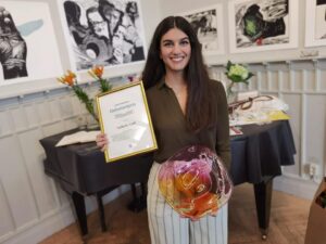 Nathalie Varli Instagram - LT:s debutantpris 2022 🌼

Vilken ära det är att få ta emot det här priset! Tack till alla inblandade och tack till alla som fortsätter att stötta mig i min karriär ❤️