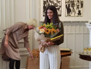 Nathalie Varli Instagram - LT:s debutantpris 2022 🌼

Vilken ära det är att få ta emot det här priset! Tack till alla inblandade och tack till alla som fortsätter att stötta mig i min karriär ❤️