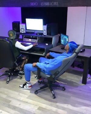 Nathan Munda Instagram - Je tombe sur mes vidéos et je vois mon parcours dans la musique, à commencer dans un stud appartement où l’électricité coupait pour finir dans les meilleurs studios de Paris à des rdv en major ! La vrai mission a pas commencé mais merci, le risque était dur à prendre et vous avez passez autant de nuits blanche que moi à ce prendre la tête pour nos sons, vous avez pas triché et au delà du festifs les gens s’imagine même pas le parcours et la sueurs, des conditions où il fallait pas de baise de motivation, des pertes des gains.. maintenant nous y est 2024 on fait parler notre art et nôtre sueurs, encore Merci , vous êtes Fashions ! Yatulosabes Papi (j’suis en pétard) 🧨 pat d’eph troqué Survet tout noir.