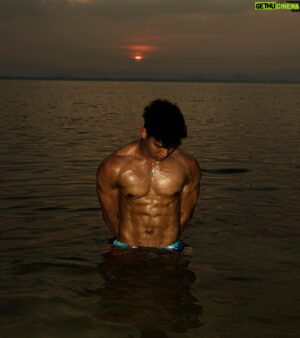 Nathas Tunjaroen Instagram - 40 ° 🔥🌊 

#📸 @bee__munin