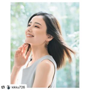 Natsuki Harada Instagram - #Repost @kikku726 with @use.repost
・・・
VERY 資生堂『黒TSUBAKI』
原田夏希さんヘアメイクさせていただきました✨
黒TSUBAKIで艶髪〜✨美しい✨
ブローでサラリヘアに仕上げました✨

#VERY
#資生堂
#黒TSUBAKI
#原田夏希
#ヘアメイク
#KIKKUhair
#KIKKUmakeup

先日のVERYの撮影でおよそ15年振り！？位で、再び資生堂TSUBAKIさんのタイアップ企画で参加させてさせていただきました。
嗅覚の記憶というのは驚くものがあって、当時CMに出させて頂いていた赤TSUBAKI、白TSUBAKIとほんの少しどこか香りが似ていて　今回の黒TSUBAKIを使った瞬間　あの当時のあれこれをぶわっと思い出しました。
今回の撮影前に、少し髪色のトーンを暗めにしようかなぁと思って
@shun_0824  さんにお願いして。
　@kikku726 さんにサラサラストレートヘアにしてもらい、しばらくはこんなトーンでいきたいなぁと思っているところ…🖤🖤🖤
髪は伸ばしたい。あの頃ほど伸ばせない気がするが…伸ばしたい　笑
髪の毛は本当に年齢が隠せないし、髪の毛メインの後ろ姿って自分では絶対に見ることができないので、私も色々と試行錯誤ですが、、、
新しい黒TSUBAKI 皆さんも是非お試しください🖤