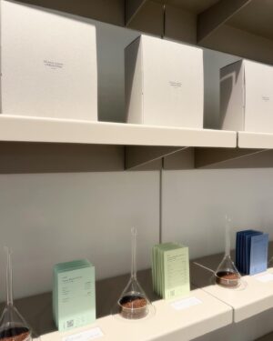 Natsuki Harada Instagram - @ogawacoffee_laboratory 
麻布台ヒルズのレセプションへ☕️

コーヒーの香りに包まれて。

美味しいコーヒーって贅沢で幸福♡
私はこの7.8年どんどん　どんどん　コーヒーが好きになっていて　ラテも好きだったけれど　最近はもっぱら　ブラック派。

お家でゆっくりコーヒータイムを楽しみたいものです。