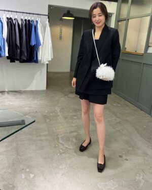Natsuki Harada Instagram - 真夏ですか？っていう暑さ。
でも明日からまた涼しくなるとか…？

身体がついてゆけません😇😇

セットアップ　@unitedarrows_official 
ジャケット
@chaos_tokyo.jp 
🐇
@ludlow_official 
🥿@henri.en.vargo ✖️@estnation_jp 

この、ウサギは🐇どこに行っても人気者。