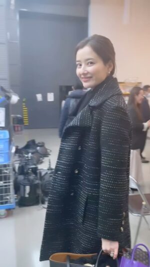 Natsuki Harada Instagram - @jewelilytokyo との収録。

テレビの現場っぽい背景😂😂

jacket @chanelofficial 

bag @a_japani 
とにかくバック自体が軽くて　ばさっと色々入るので
今回の新幹線移動に良かった♡