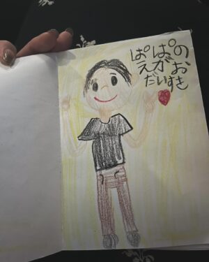 Natsuki Harada Instagram - 11.22

いい夫婦の日

なんですって？？

いい夫婦かどうかはわからんけれど…
いい妻なのかも自信はありませんが…
毎日あーだこーだと笑い転げて

夫によく似ている　3人👦👦👦を眺めていると
幸せなので
この人と結婚してよかったなと思ってます。

えがお😄1番大切にしていることが伝わっててよかったなと思います。

今日ばかりはお相手に大感謝をして過ごすことにします。いつもありがとう。