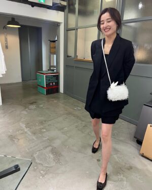 Natsuki Harada Instagram - 真夏ですか？っていう暑さ。
でも明日からまた涼しくなるとか…？

身体がついてゆけません😇😇

セットアップ　@unitedarrows_official 
ジャケット
@chaos_tokyo.jp 
🐇
@ludlow_official 
🥿@henri.en.vargo ✖️@estnation_jp 

この、ウサギは🐇どこに行っても人気者。