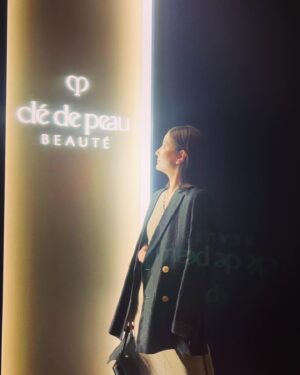 Natsuki Harada Instagram - クレ•ド・ポー ボーテのイベントにご招待いただきました❤️
クレ•ド・ポー ボーテ の1982年から始まった40年の歴史と「ジュエリーなどで着飾る必要がないほど肌を輝かせる」という考え方、肌細胞の研究、じっくりとお話をきき大変勉強になりました。
そして何より
「知性は肌に出る。
だからますます、肌はあなたの生き方そのものになります。」
その言葉が印象的。
「肌知性は年齢に関係なく磨くことができるのですか？」と質問すると肌知性はいくつになっても呼び起こすことができるそう。諦めないぞ！と誓ったのでした😂
私たち女性は　信じられないくらい　自分の肌の状態に囚われます。朝起きた時に自分の肌に自信が持てるとその日はとてもいい一日と感じるくらい。
私もその肌知性を掘り起こし育てて守りたいと思いました。

肌測定もしていただき🤭
思いの外結果も嬉しかったけれど　とにかくコットン！の柔らかさと気持ちよさにうっとり。プレミアムコットンにシルクが配合されているそうでコットンで化粧水をつける意味を実感しました。
ル・セラム（導入美容液）もその後の化粧水の浸透率を2倍以上UPさせてくれるそうで、母のお風呂上がりかなりカオスですので、まずすぐにル・セラムを塗って日々のケアに力をいれたいなぁと思いました。

私も今夜から楽しみながらお手入れしたいと思います。

#クレドポーボーテ #PR #何もいらないこの肌があれば
#ルセラム美容液 #キーラディアンスケア #スキンケア