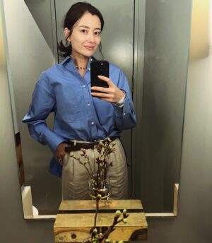 Natsuki Harada Instagram - @chaos_tokyo.jp のボーイフレンドシャツ。お気に入り。

早く春になって欲しい気持ちが満載🌸

色々なカウントダウンが始まってる感。3月末って　毎年　そう感じる。
