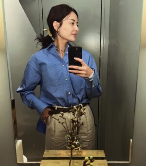 Natsuki Harada Instagram - @chaos_tokyo.jp のボーイフレンドシャツ。お気に入り。

早く春になって欲しい気持ちが満載🌸

色々なカウントダウンが始まってる感。3月末って　毎年　そう感じる。