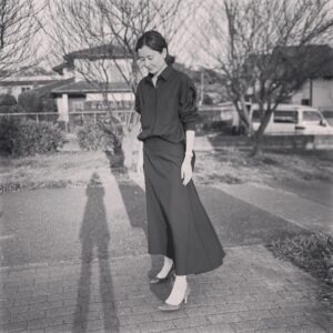 Natsuki Harada Instagram - @chaos_tokyo.jp 
このセットアップ❤️

ロングスカートだけれど　軽やかで
背中の割れ目？のおかげで　動きやすくって
とても良いです😊
とても暖かくて
日が長くなったねー
春だなぁぁぁ
