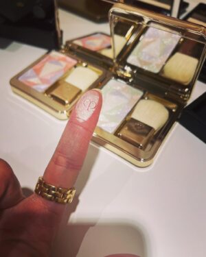 Natsuki Harada Instagram - クレ•ド・ポー ボーテのイベントにご招待いただきました❤️
クレ•ド・ポー ボーテ の1982年から始まった40年の歴史と「ジュエリーなどで着飾る必要がないほど肌を輝かせる」という考え方、肌細胞の研究、じっくりとお話をきき大変勉強になりました。
そして何より
「知性は肌に出る。
だからますます、肌はあなたの生き方そのものになります。」
その言葉が印象的。
「肌知性は年齢に関係なく磨くことができるのですか？」と質問すると肌知性はいくつになっても呼び起こすことができるそう。諦めないぞ！と誓ったのでした😂
私たち女性は　信じられないくらい　自分の肌の状態に囚われます。朝起きた時に自分の肌に自信が持てるとその日はとてもいい一日と感じるくらい。
私もその肌知性を掘り起こし育てて守りたいと思いました。

肌測定もしていただき🤭
思いの外結果も嬉しかったけれど　とにかくコットン！の柔らかさと気持ちよさにうっとり。プレミアムコットンにシルクが配合されているそうでコットンで化粧水をつける意味を実感しました。
ル・セラム（導入美容液）もその後の化粧水の浸透率を2倍以上UPさせてくれるそうで、母のお風呂上がりかなりカオスですので、まずすぐにル・セラムを塗って日々のケアに力をいれたいなぁと思いました。

私も今夜から楽しみながらお手入れしたいと思います。

#クレドポーボーテ #PR #何もいらないこの肌があれば
#ルセラム美容液 #キーラディアンスケア #スキンケア